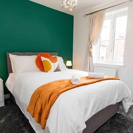 Cloudstays Birmingham Luxury Townhouse 2 Lakes Sleeps Upto 8 Free Parking & Wifi Exterior photo
