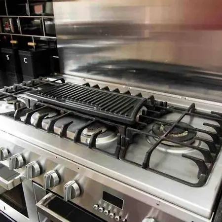 Cloudstays Birmingham Luxury Townhouse 2 Lakes Sleeps Upto 8 Free Parking & Wifi Exterior photo