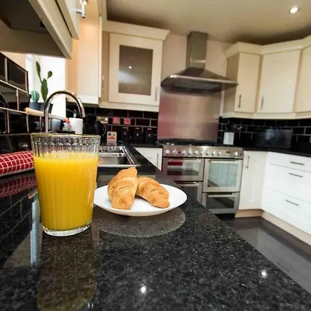 Cloudstays Birmingham Luxury Townhouse 2 Lakes Sleeps Upto 8 Free Parking & Wifi Exterior photo