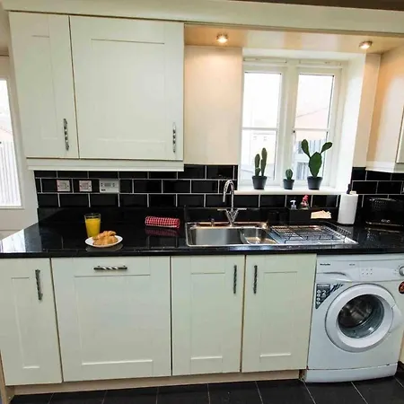 Cloudstays Birmingham Luxury Townhouse 2 Lakes Sleeps Upto 8 Free Parking & Wifi Exterior photo