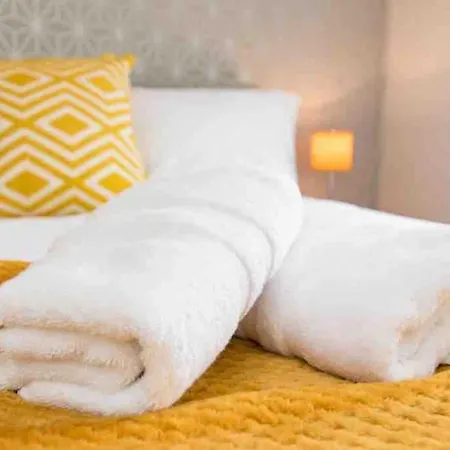 Cloudstays Birmingham Luxury Townhouse 2 Lakes Sleeps Upto 8 Free Parking & Wifi Exterior photo