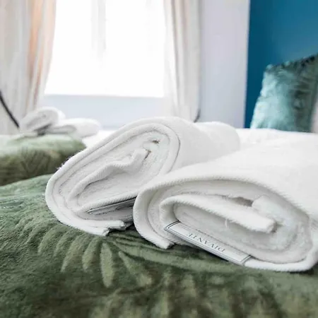Cloudstays Birmingham Luxury Townhouse 2 Lakes Sleeps Upto 8 Free Parking & Wifi Exterior photo