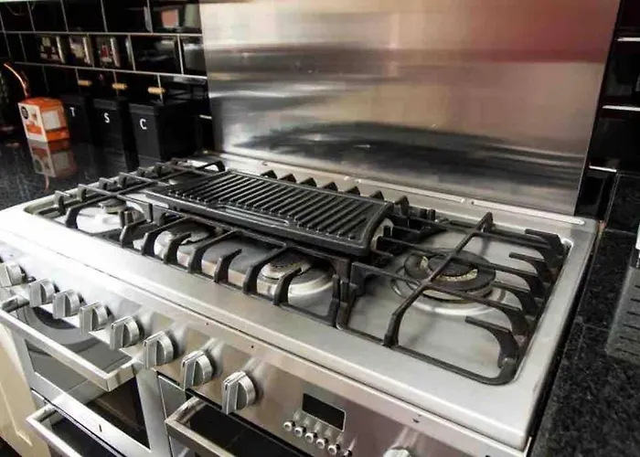 Cloudstays Birmingham Luxury Townhouse 2 Lakes Sleeps Upto 8 Free Parking & Wifi