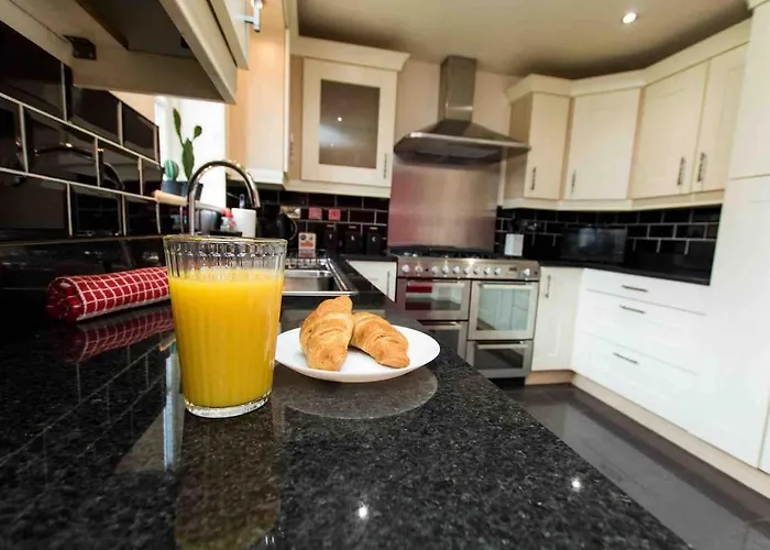 Cloudstays Birmingham Luxury Townhouse 2 Lakes Sleeps Upto 8 Free Parking & Wifi