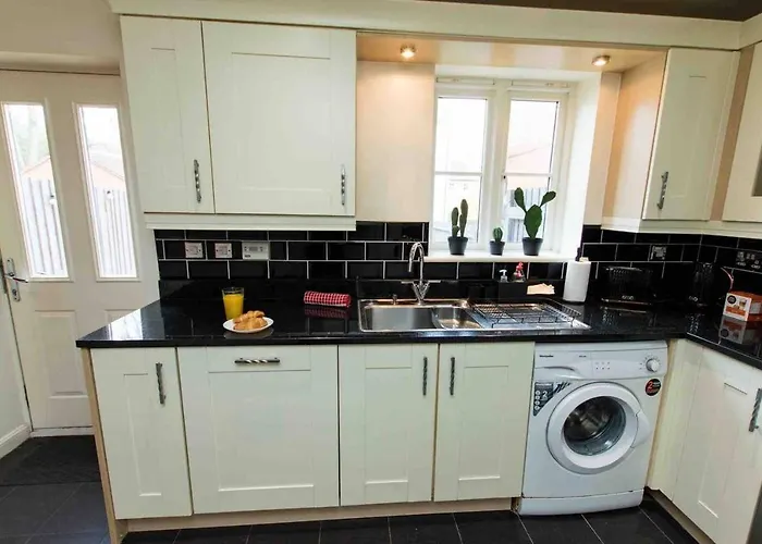 Cloudstays Birmingham Luxury Townhouse 2 Lakes Sleeps Upto 8 Free Parking & Wifi