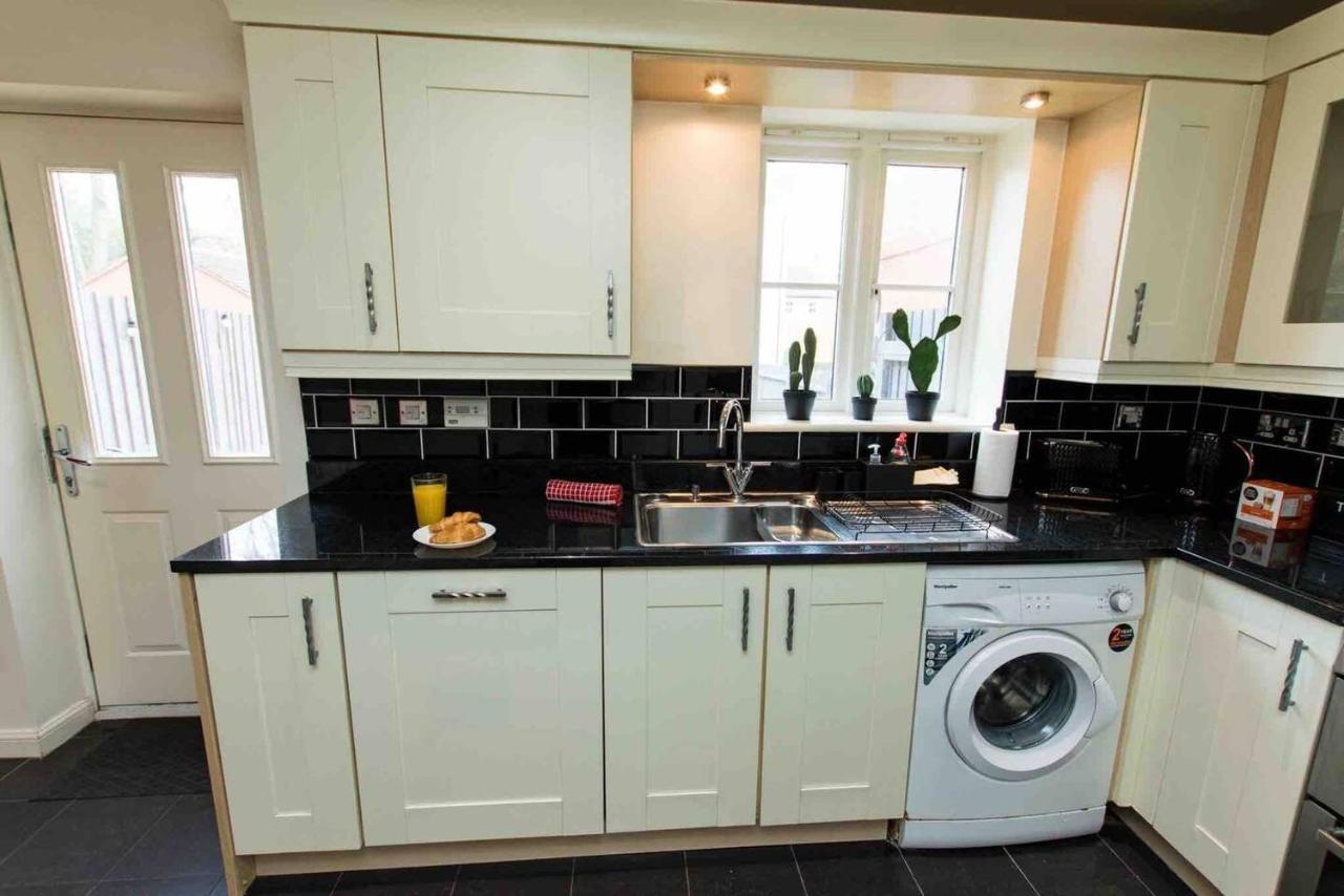 Cloudstays Luxury Townhouse 2 Lakes Sleeps Upto 8 Free Parking & Wifi