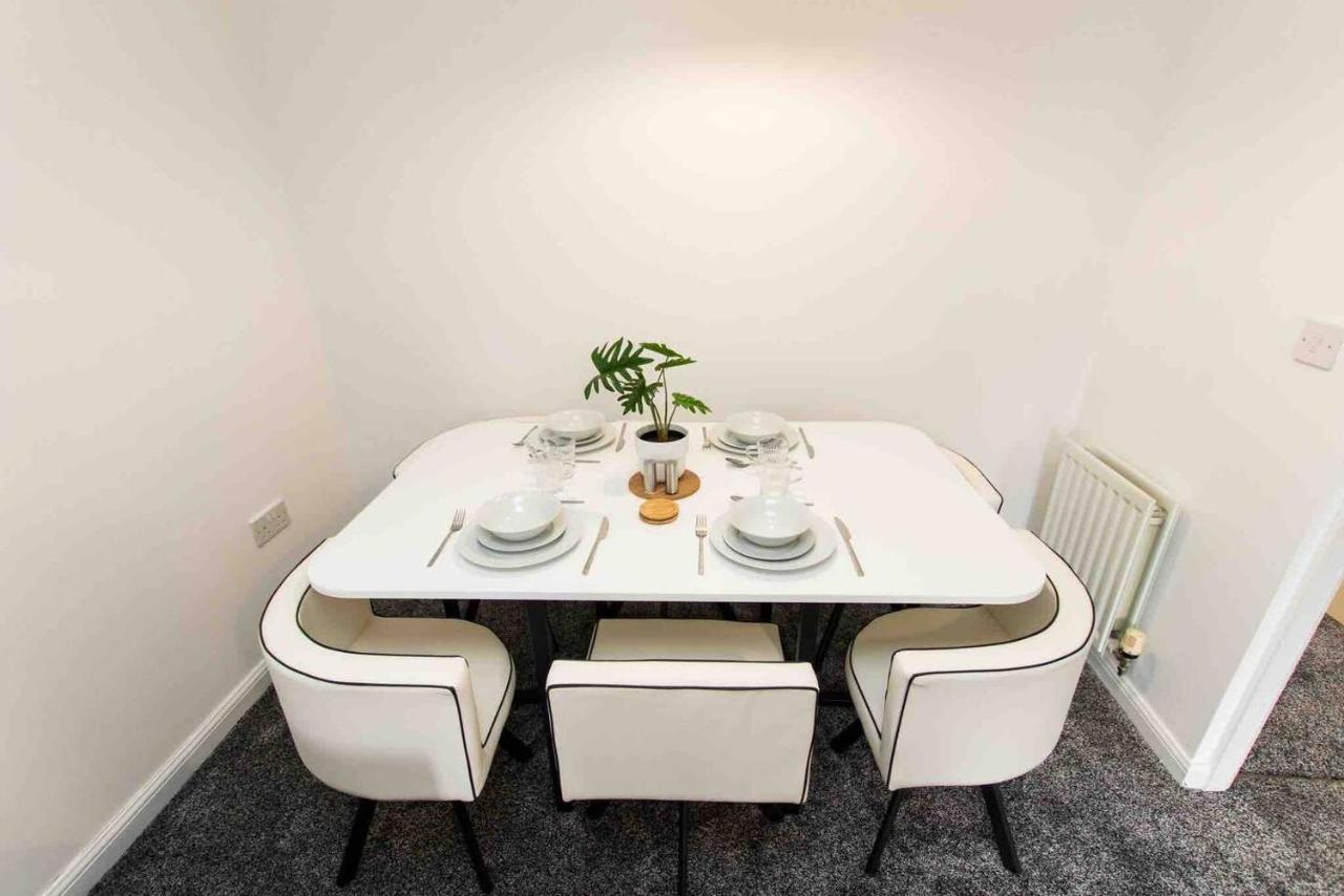 Cloudstays Luxury Townhouse 2 Lakes Sleeps Upto 8 Free Parking & Wifi *