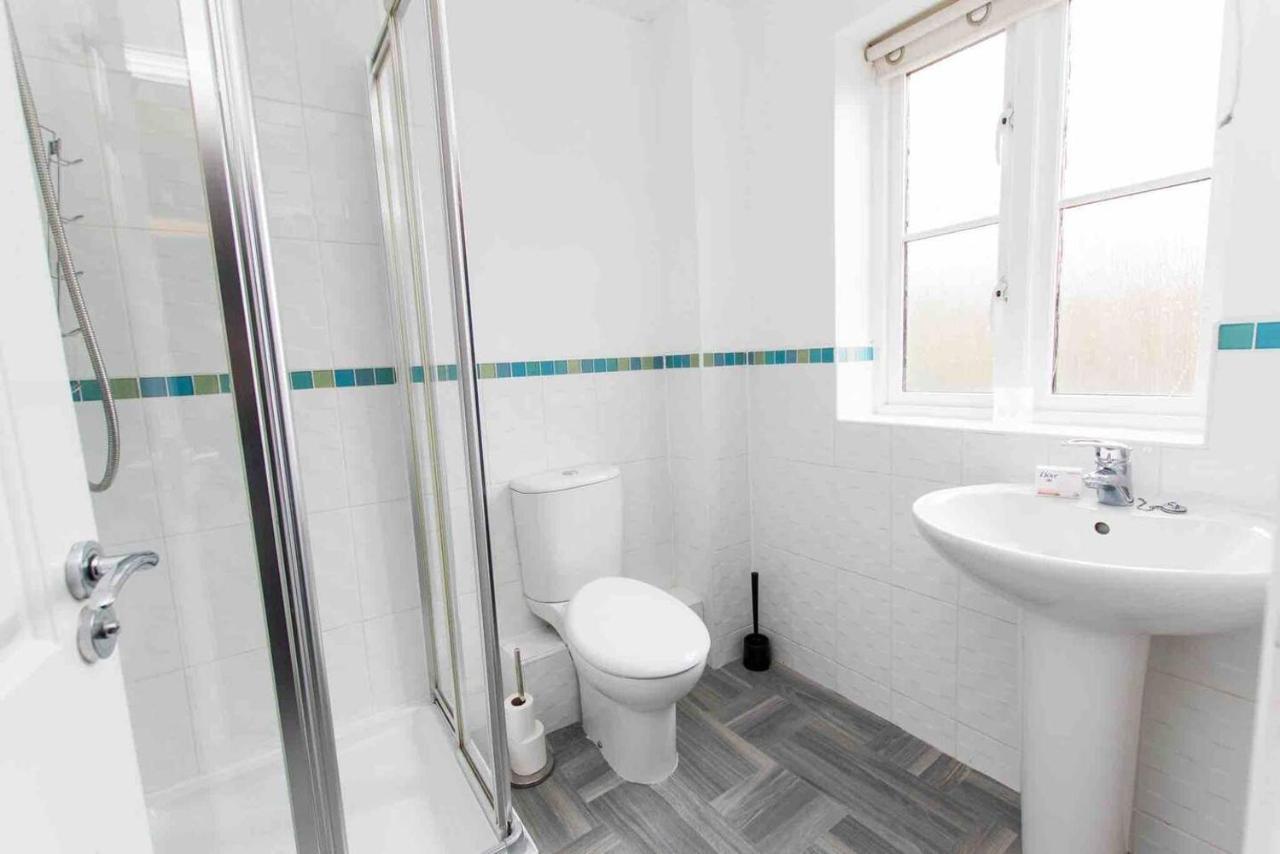 Cloudstays Luxury Townhouse 2 Lakes Sleeps Upto 8 Free Parking & Wifi