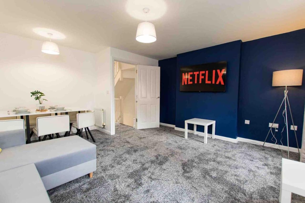 Cloudstays Luxury Townhouse 2 Lakes Sleeps Upto 8 Free Parking & Wifi Holiday home *