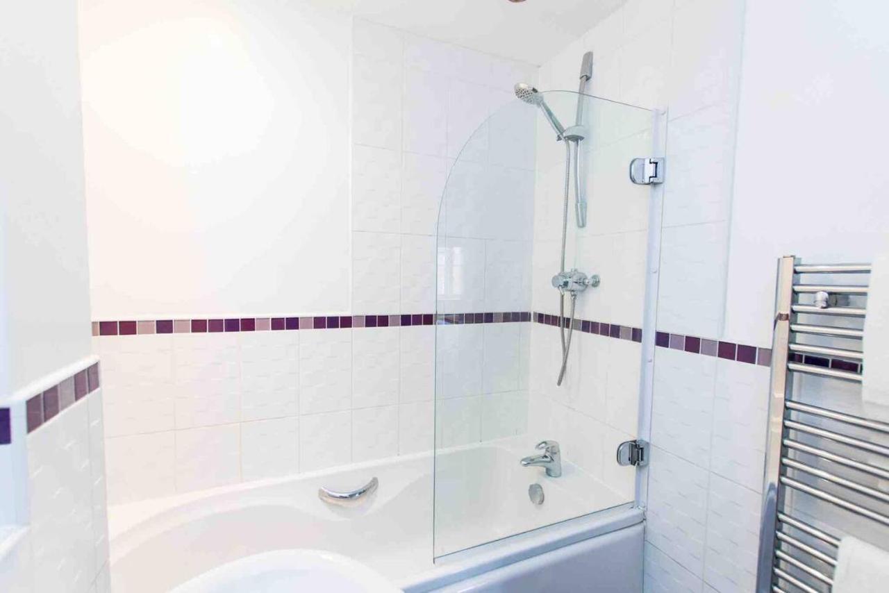 Cloudstays Luxury Townhouse 2 Lakes Sleeps Upto 8 Free Parking & Wifi
