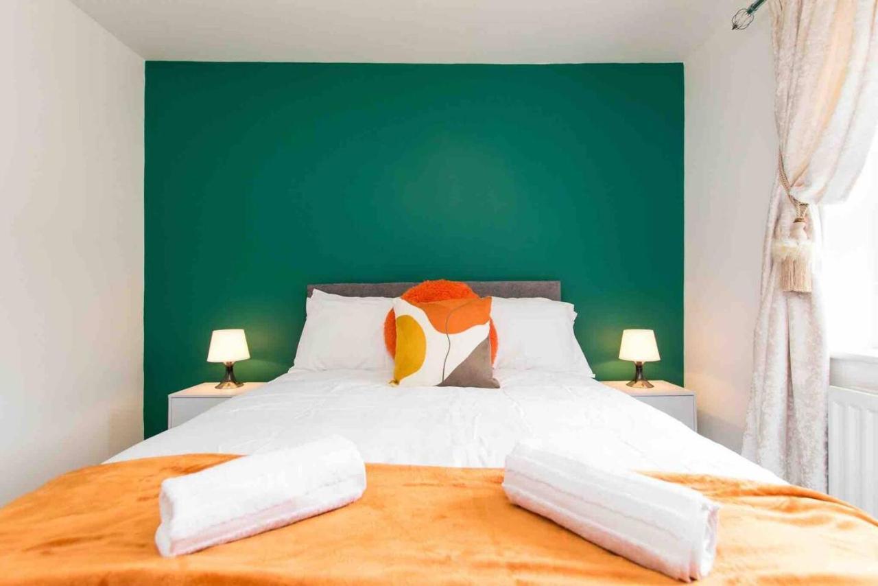 Cloudstays Luxury Townhouse 2 Lakes Sleeps Upto 8 Free Parking & Wifi *